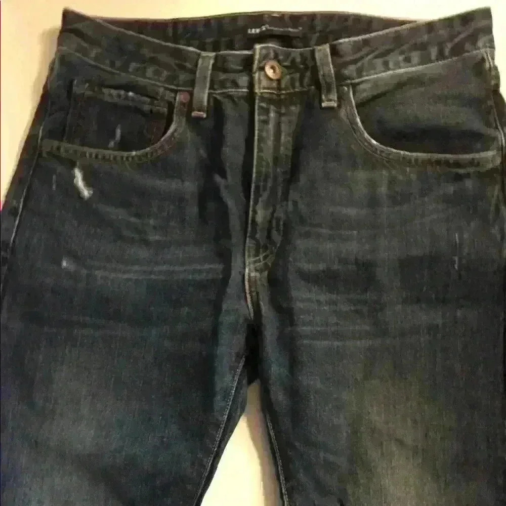 - Levi’s Woman’s Slim Crop Distressed Jeans Size 30